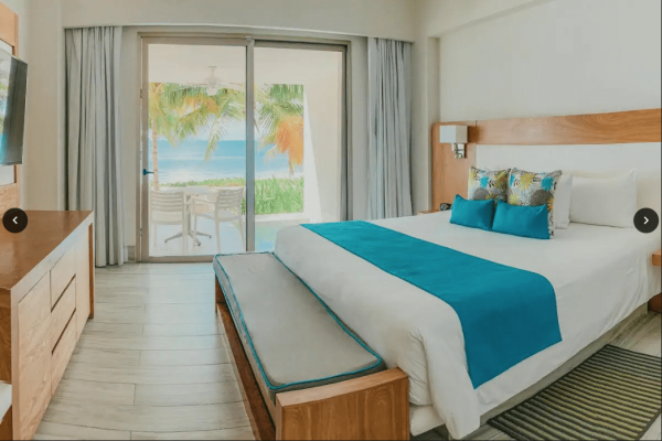 Izla - DELUXE KING w Oceanview Balcony